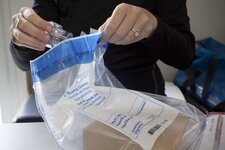 De piepschuimen verpakking wordt samen met de originele dop van het A-flesje in de tijdelijke verzegeltas geplaatst