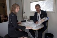De sporter geeft de controlestrip af en identificeert zijn verzegeltas