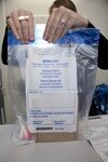 De piepschuimen verpakking wordt samen met de originele dop van het A-flesje in de tijdelijke verzegeltas geplaatst